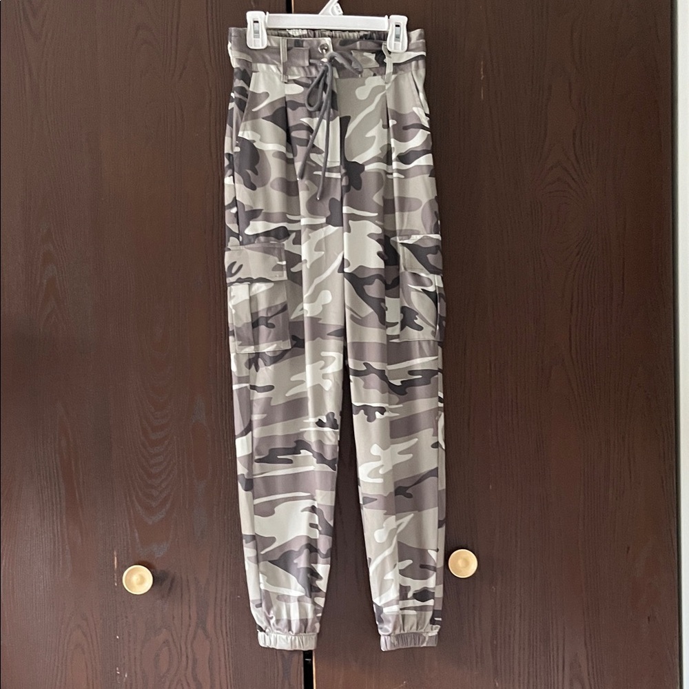 Chicme Camo green/ brown cargo joggers. Size 0/XS